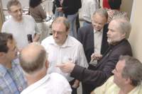 Der Sprecher des Landesverbandes der IGAB-Saar Manfred Reiter (rechts) im Gespräch mit Bürgern nach der Gemeinderatssitzung